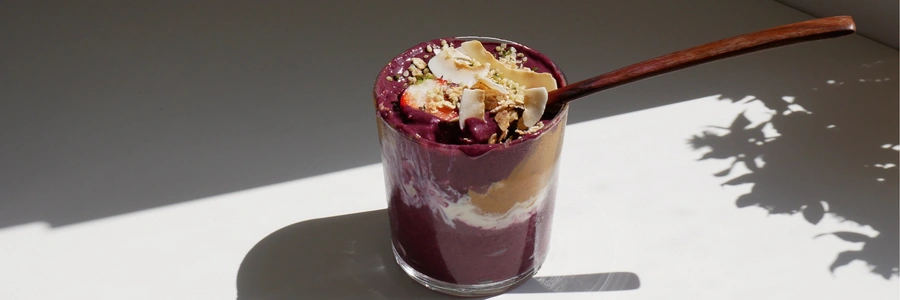 Geschichtete Açai Bowl mit Erdnussmus & Granola (vegan & glutenfrei)
