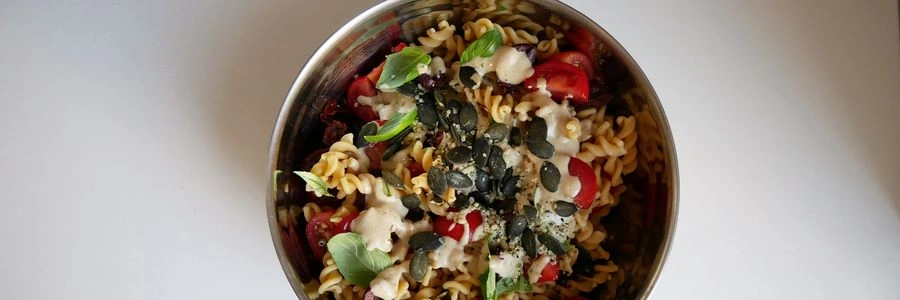 Tahini-Tomaten-Nudelsalat (vegan & glutenfrei)
