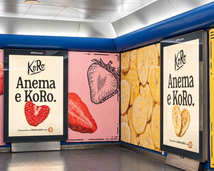 schermi con visual relativo alla campagna out of home di Napoli Toledo con il testo "Anema e KoRo" e immagini di frutta liofilizzata