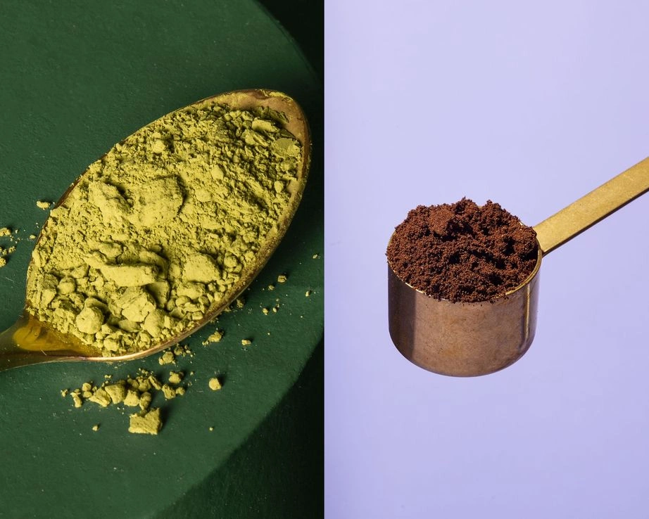 Ein Löffel mit grünem Matcha-Pulver auf der linken Seite und ein Löffel mit braunem Kaffeepulver auf der rechten Seite.