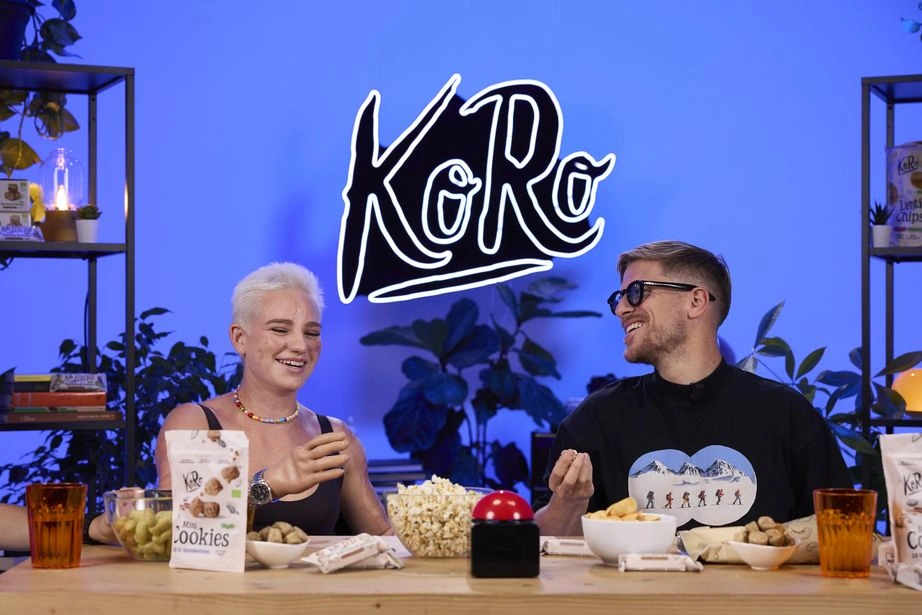 Bebe Vio e Riccardo dose che sorridono davanti a un tavolo con snack KoRo