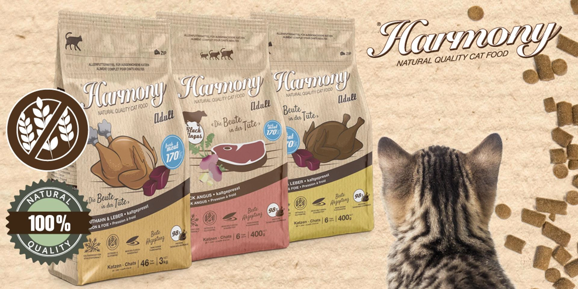 Katze blickt auf Harmony Katzentrockenfutter Adult mit Rind, Huhn und Thruthan, 100% Natural Hinweis