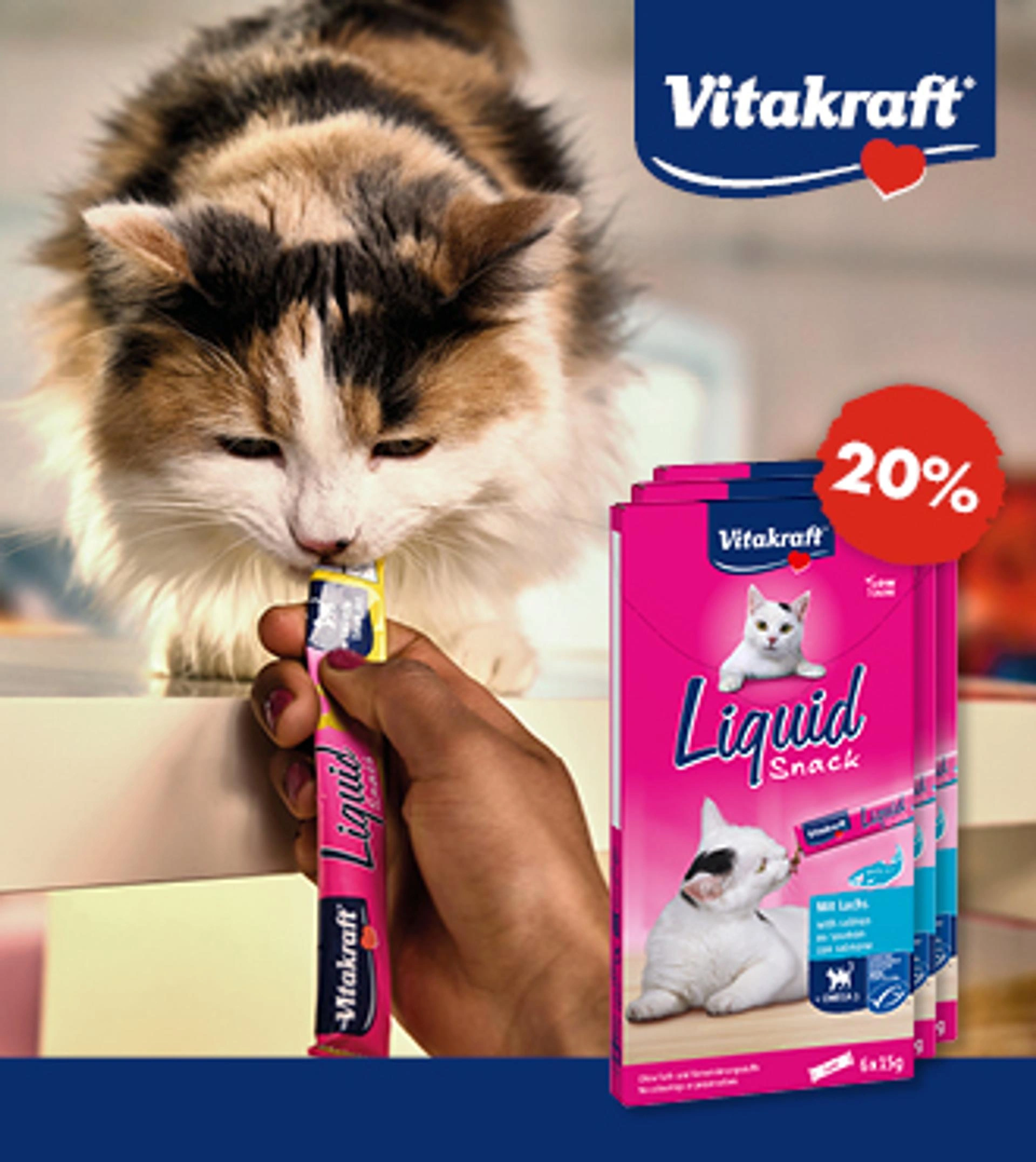 Vitakraft Liquid Snack Katzenleckerlis mit 20 % Rabatt neben einer Katze, die einen Snack aus der Hand frisst