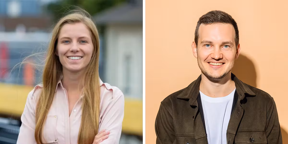 Celine und Roman lächelnd nebeneinander vor hellem Hintergrund