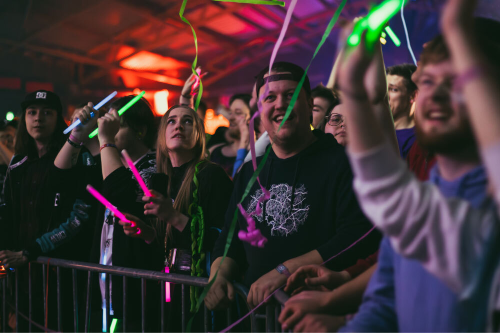 Publikum med glow sticks foran scenen på The Gathering