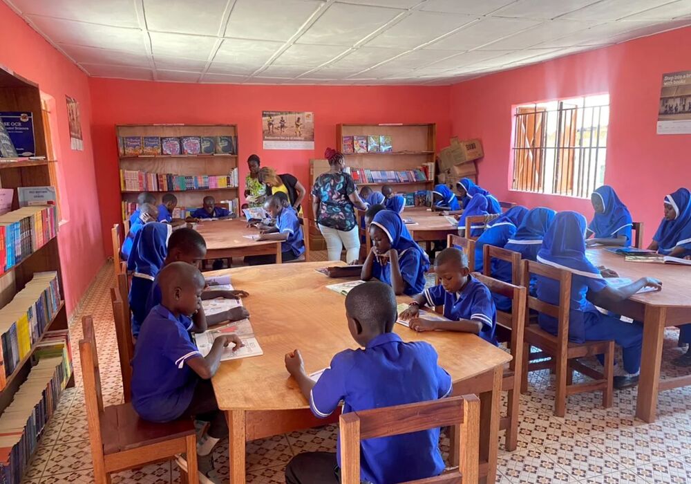 Barn leser bøker i Explorer Library ved Namya Islamic Primary School i Sierra Leone