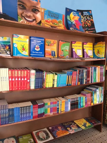 Bookhylle med barnebøker i American Calvary Baptist Explorer Library i Sierra Leone