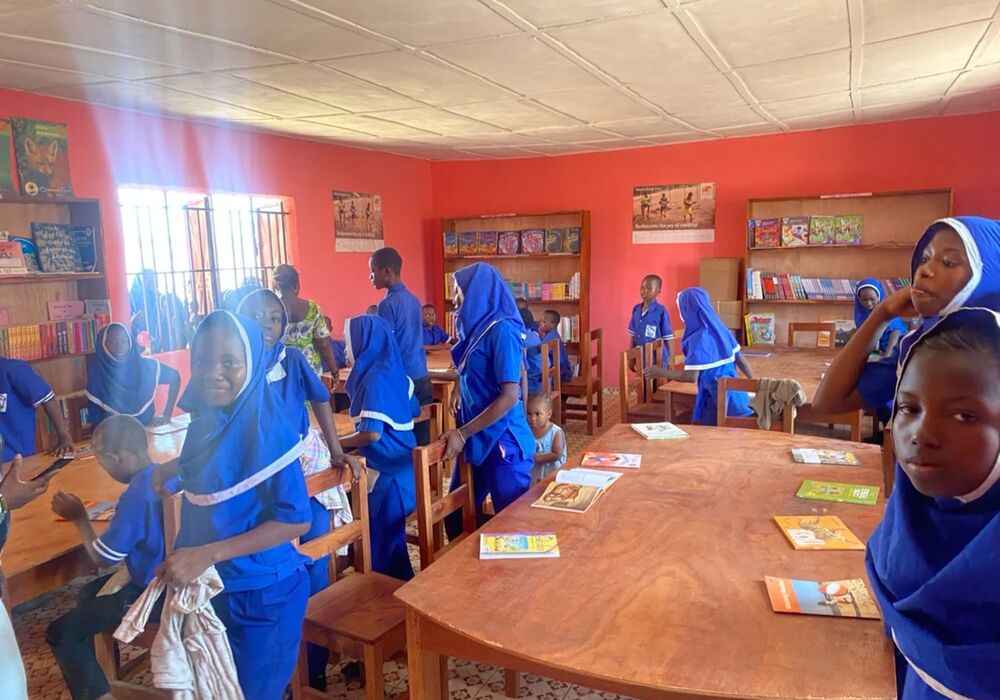 Barn i Explorer Library ved Namya Islamic Primary School i Sierra Leone