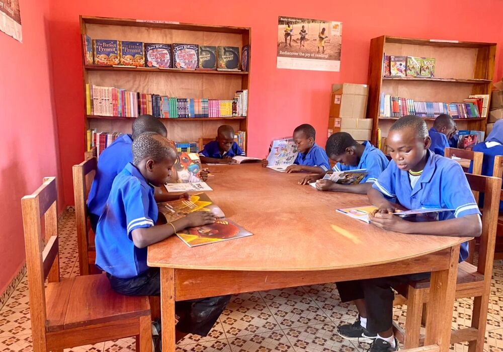 Lesende barn i Explorer Library ved Namya Islamic Primary School i Sierra Leone