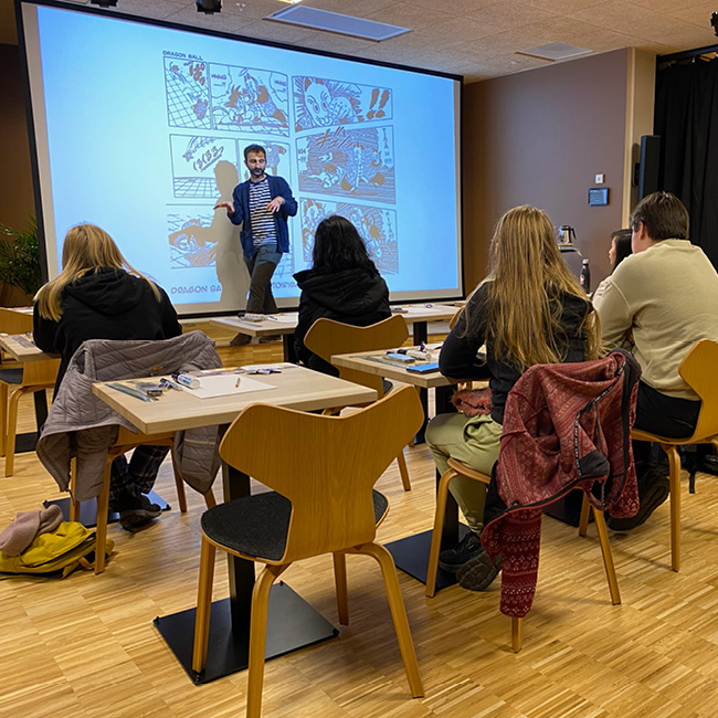 Foredragsholder for mangakurs prater til deltakere på Lillestrøm Bibliotek