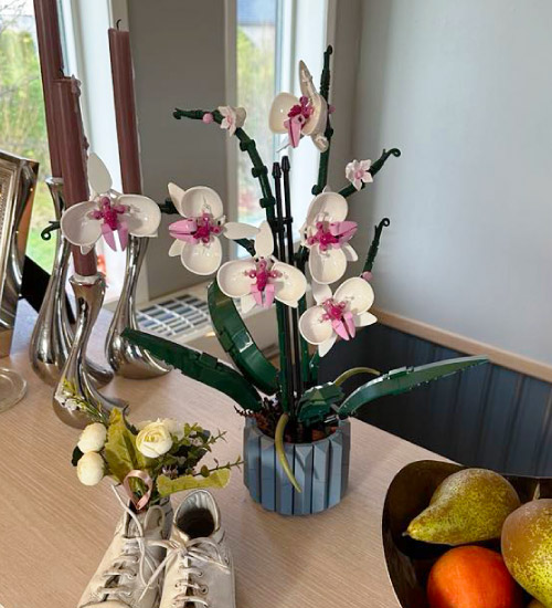 LEGO Botanicals orkidé på spisebord med lystestake, fruktfat og andre dekorasjoner