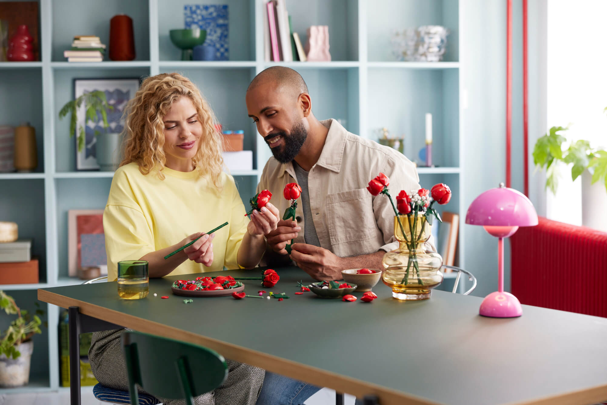 Mann og kvinne bygger LEGO Botanicals Rosebukett-settet