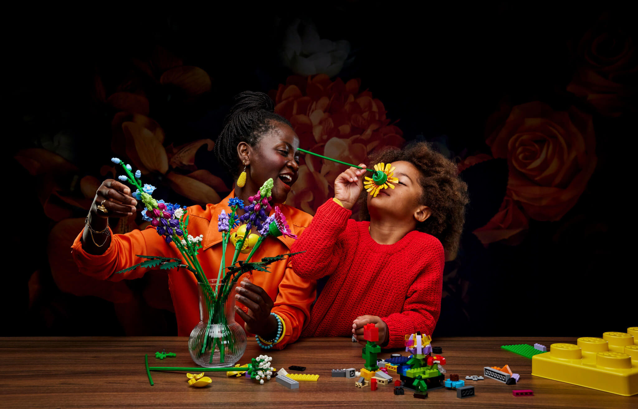 To barn leker med LEGO bukett med markblomster