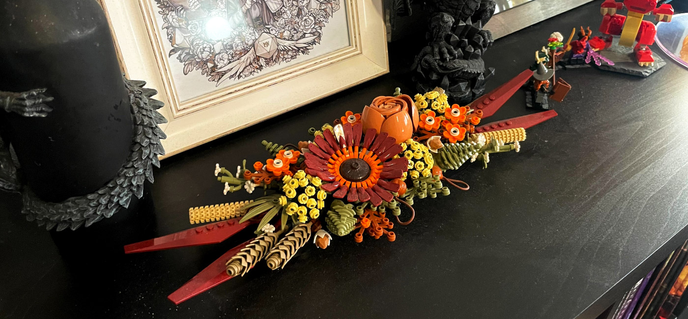 LEGO Botanicals blomsterarrangement på kommode