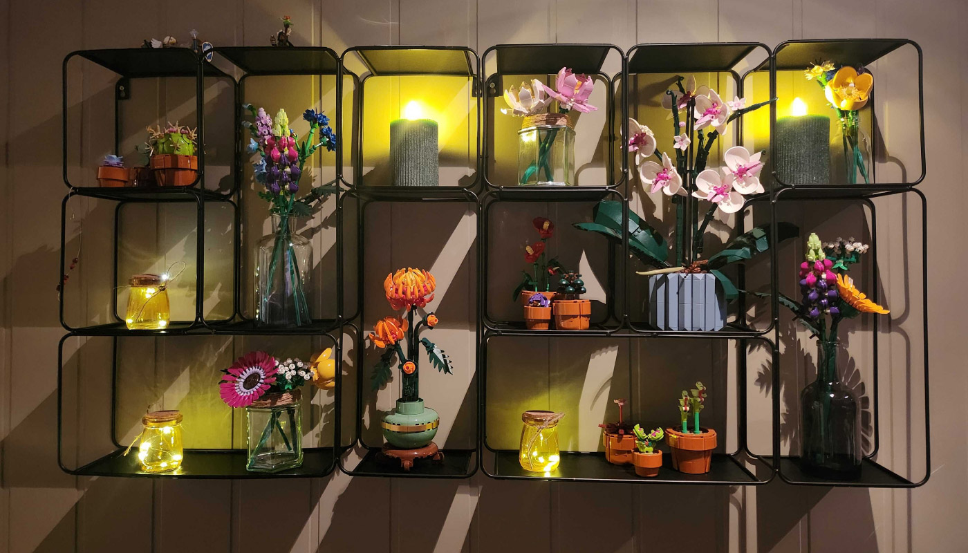 Dekorativ vegg med en rekke LEGO Botanicals-blomster