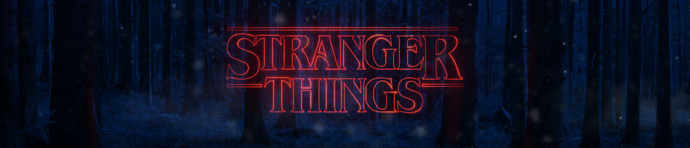 Stranger Things logo på dyster bakgrunn