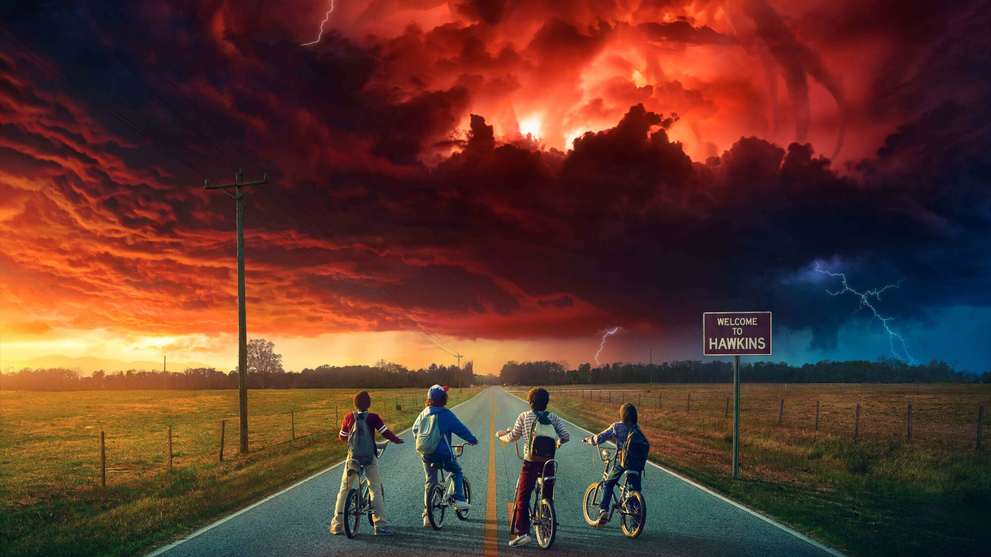 Hovedpersonene i Stranger Things står med sykler ved skilt som sier Welcome to Hawkins og himmel med rød skyer