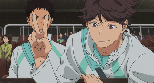Oikawa Tooru holder opp "peace"-tegn foran ansiktet til Iwaizumi Hajime