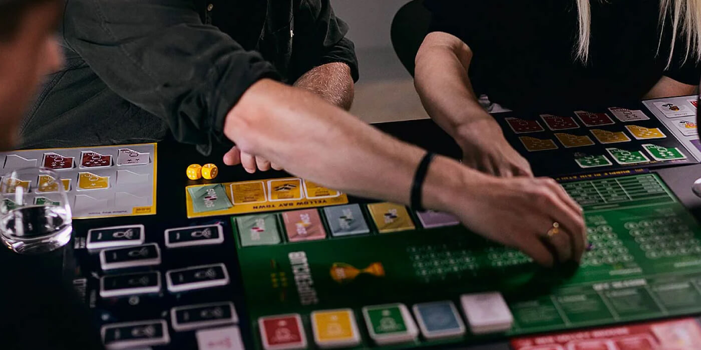 Mann plasserer spillbrikker på Suprclub-brett