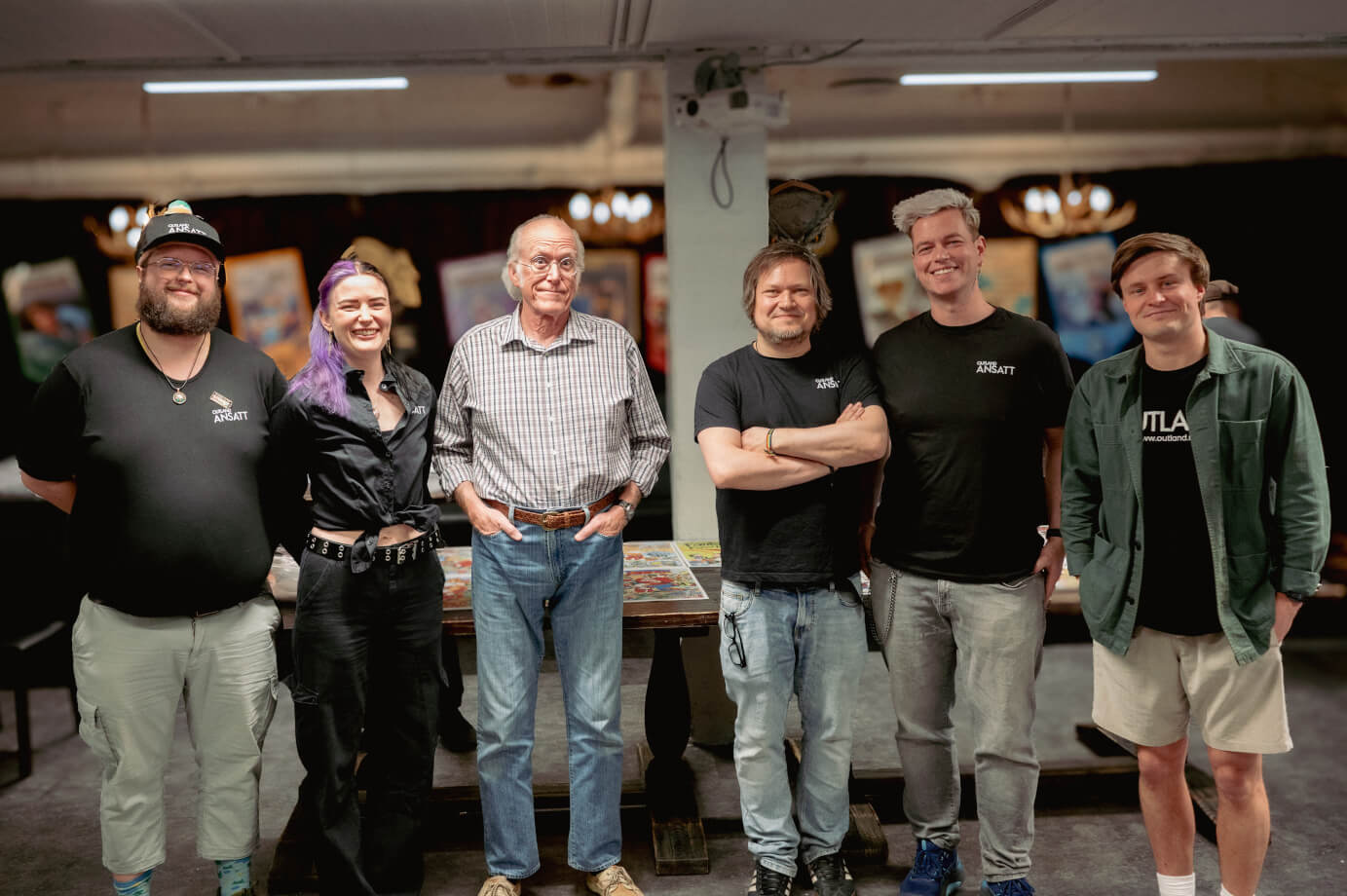 Don Rosa poserer med Outland-ansatte