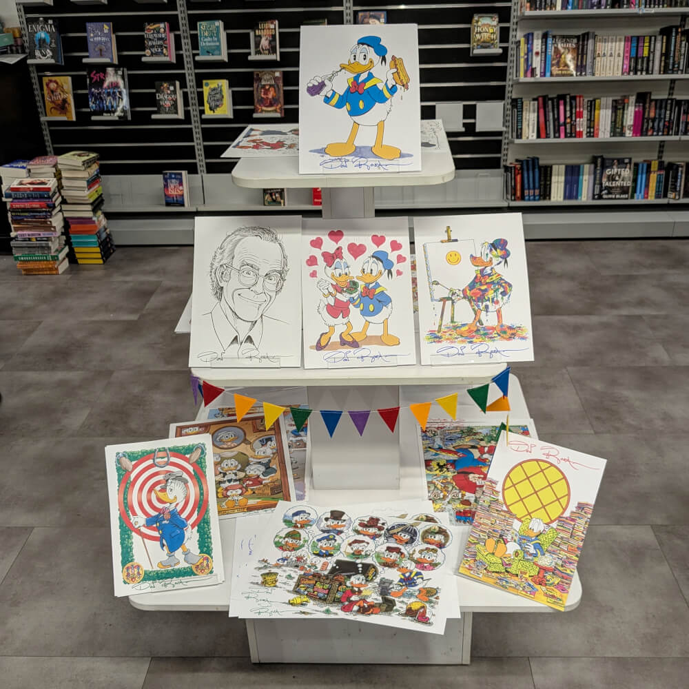Butikkhylle med signerte Don Rosa-tegninger