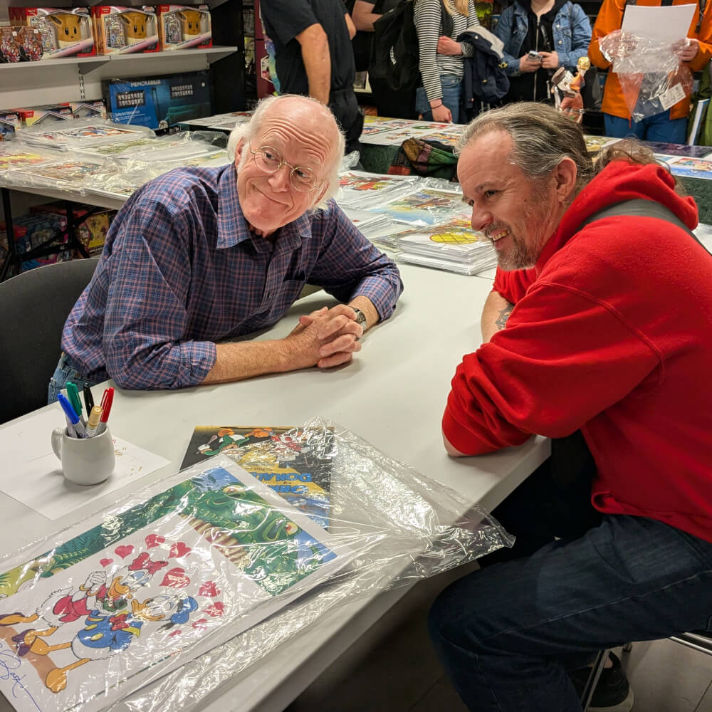 Don Rosa og smilende fan ved signeringsbordet