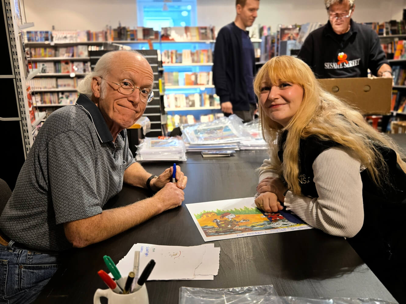 Don Rosa med smilende fan ved signeringsbordet