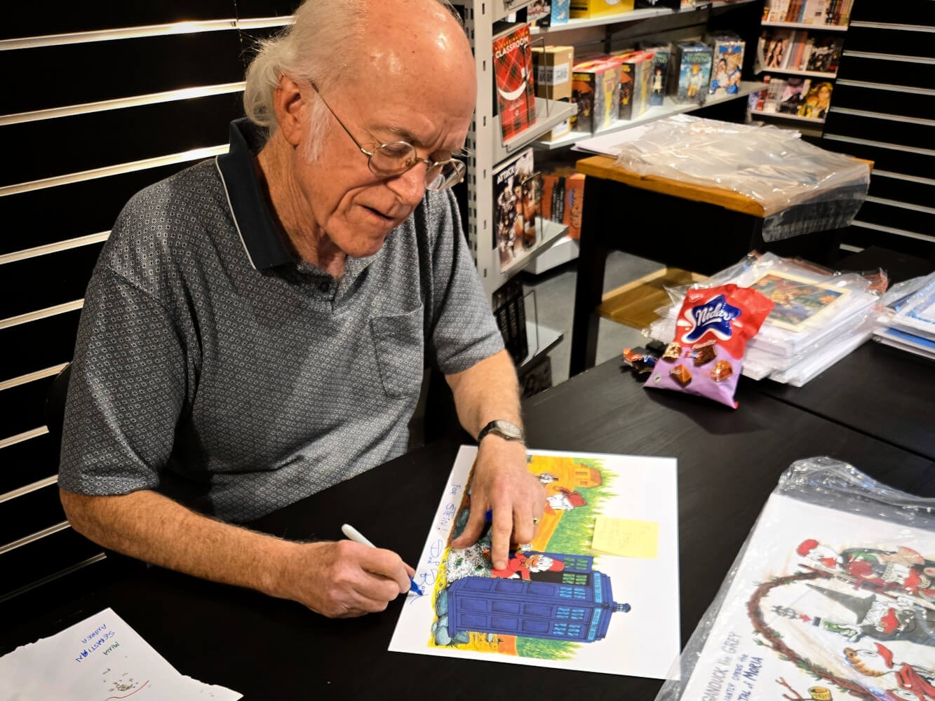 Don Rosa signerer tegning av Skrue McDuck i Tardis