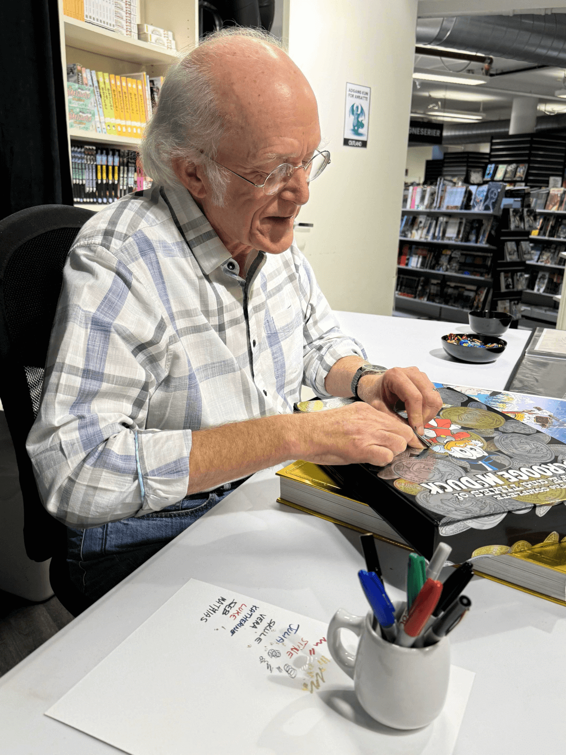 Don Rosa signerer spesialutgave av The Life and Times of Scrooge McDuck