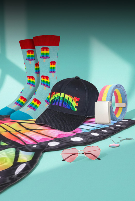 Prideklær til hele feiringen! Caps, belte, solbriller, smykke, sommerfuglkappe, og pride-sokker er klare til feiringen!