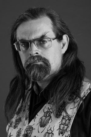 Svart hvitt bilde av forfatteren Adrian Tchaikovsky