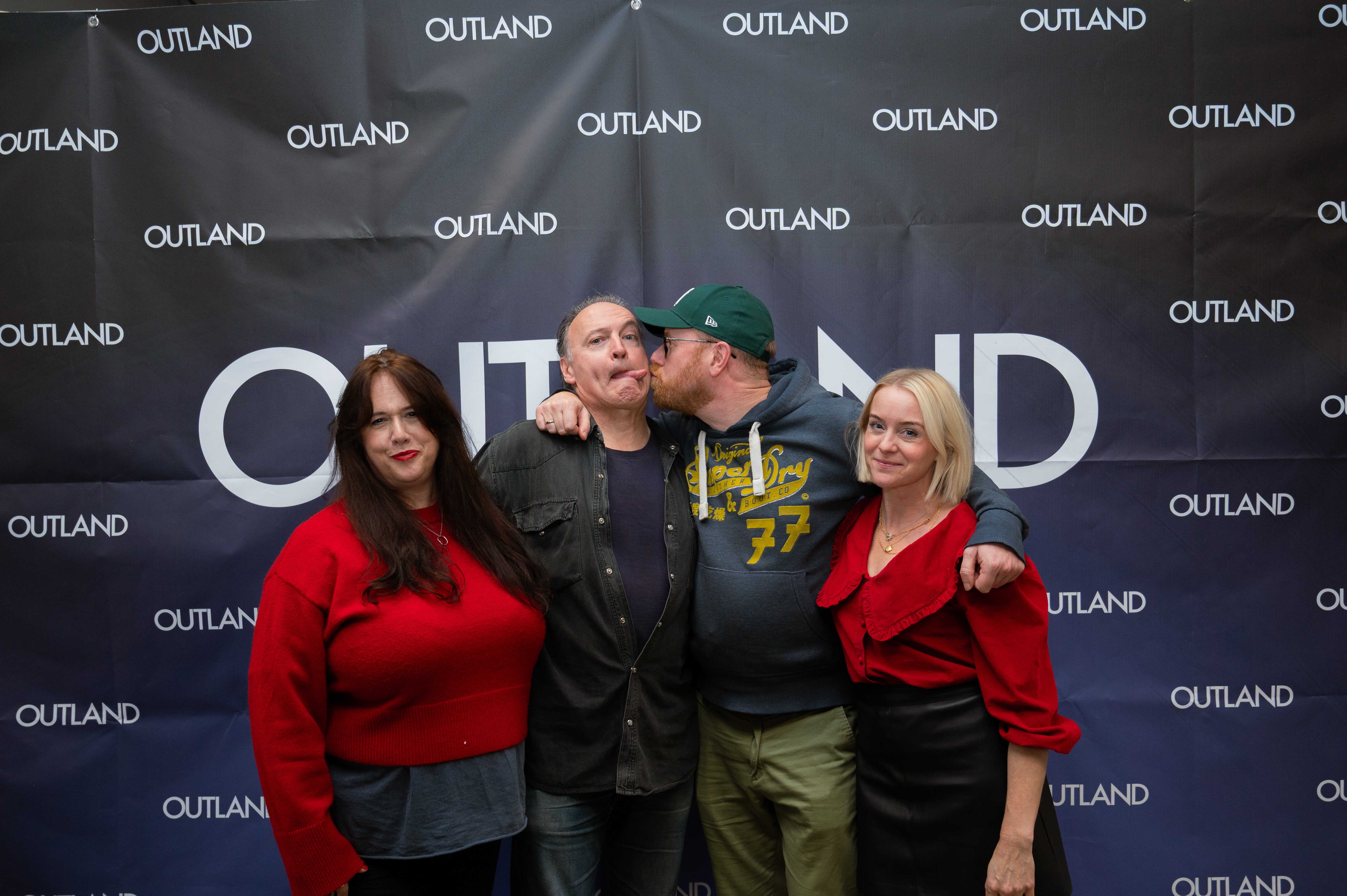 Rich Keeble, Billie Fulford-Brown, Emma Gregory og Andrew Wincott poserer sammen foran Outland-bakgrunn