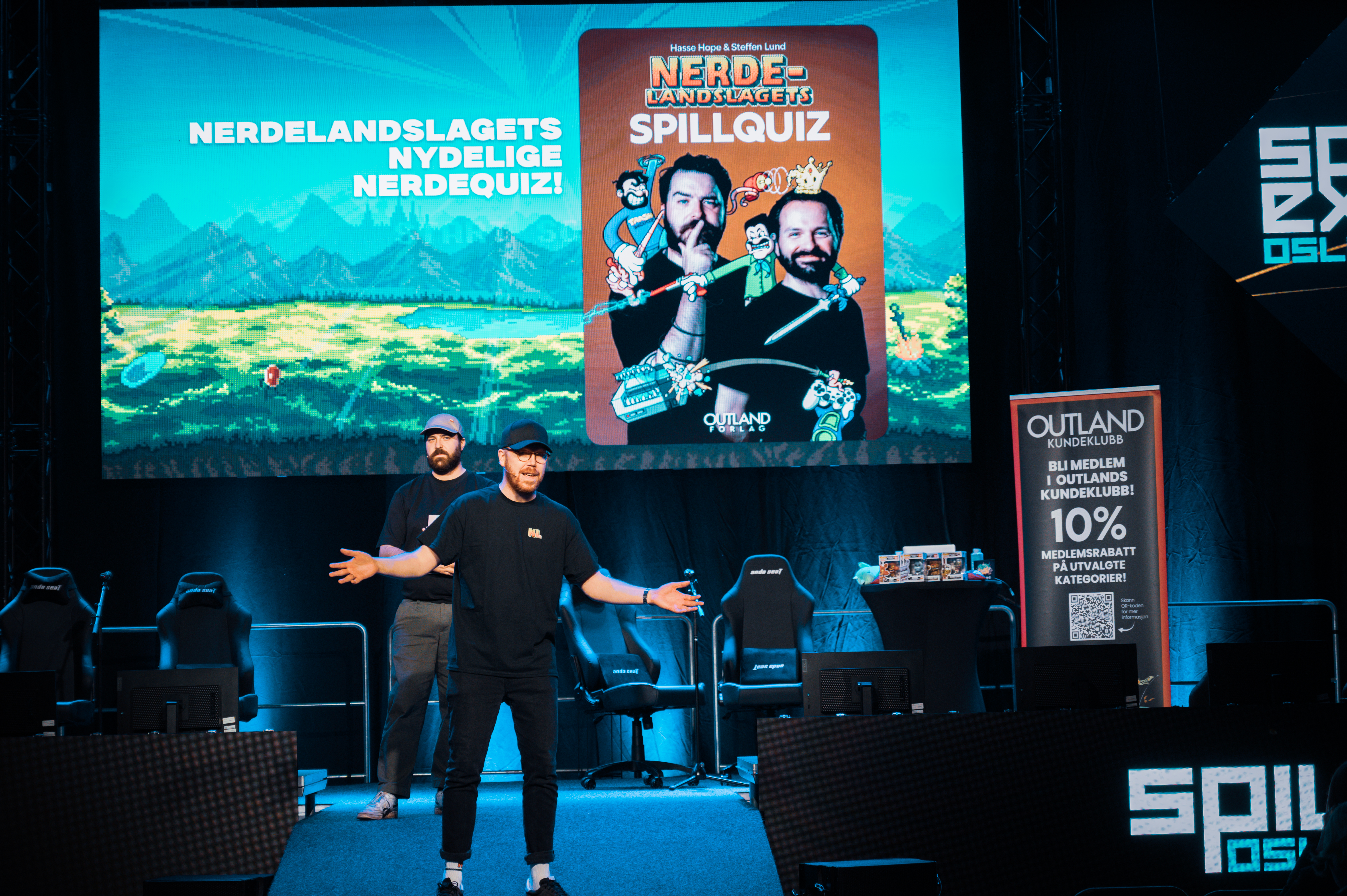 Nerdelandslaget på scenen i forbindelse med deres quiz på Outlands stand
