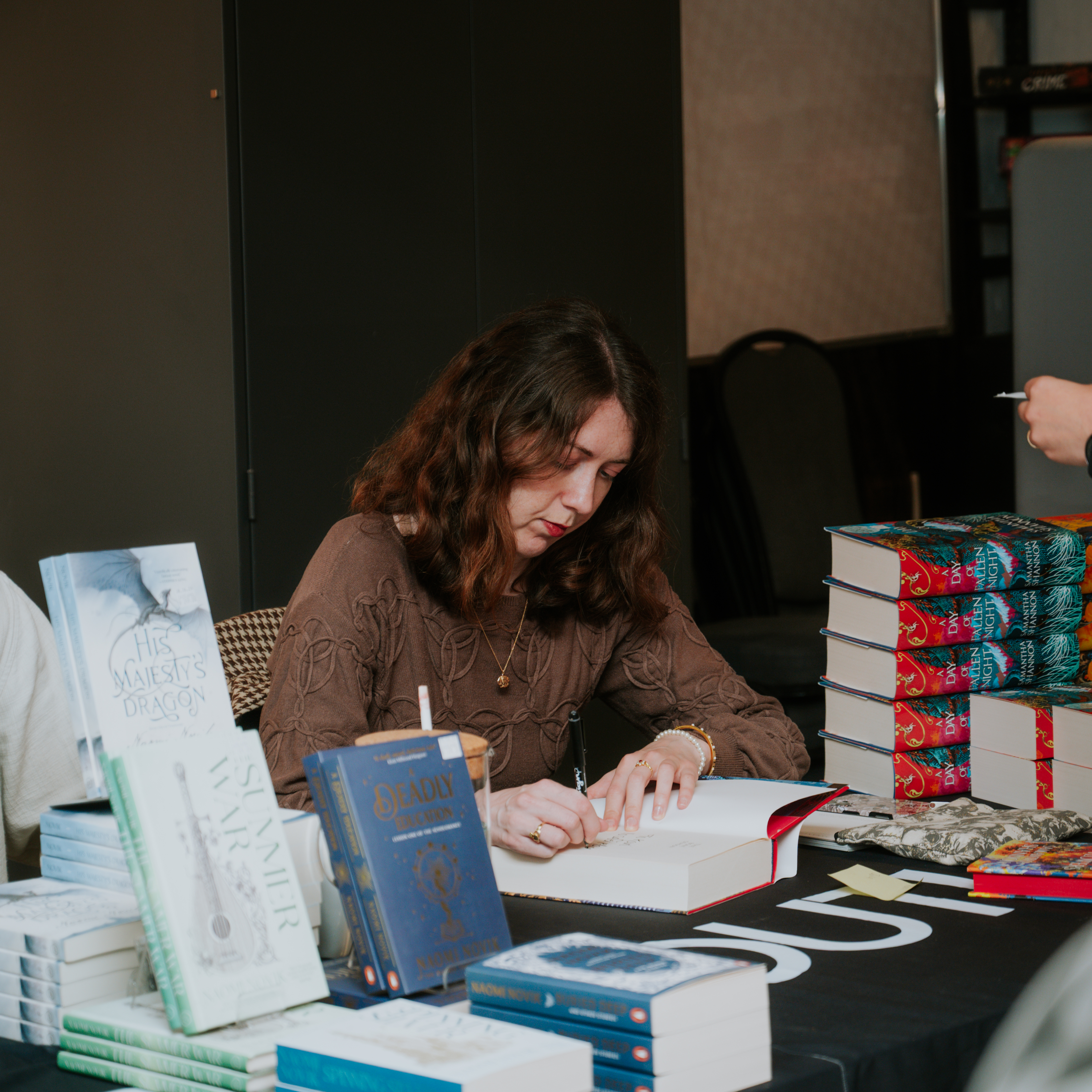 Samantha Shannon signerer bøker hos Outland