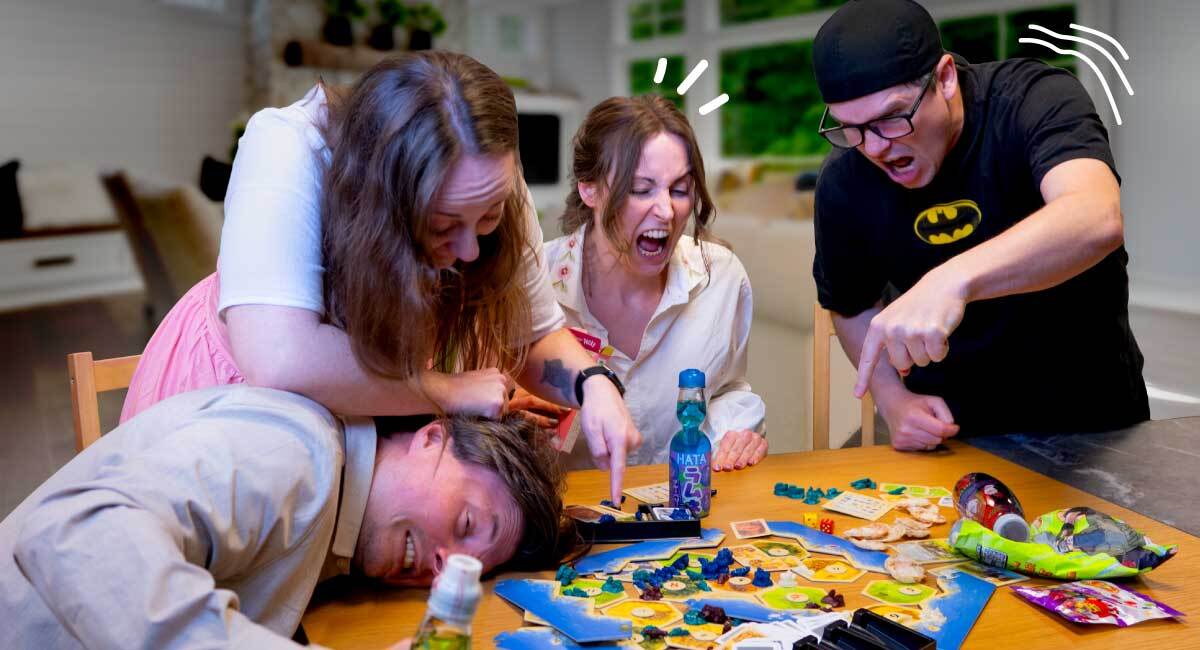 Kolleger som krangler voldelig om brettspill