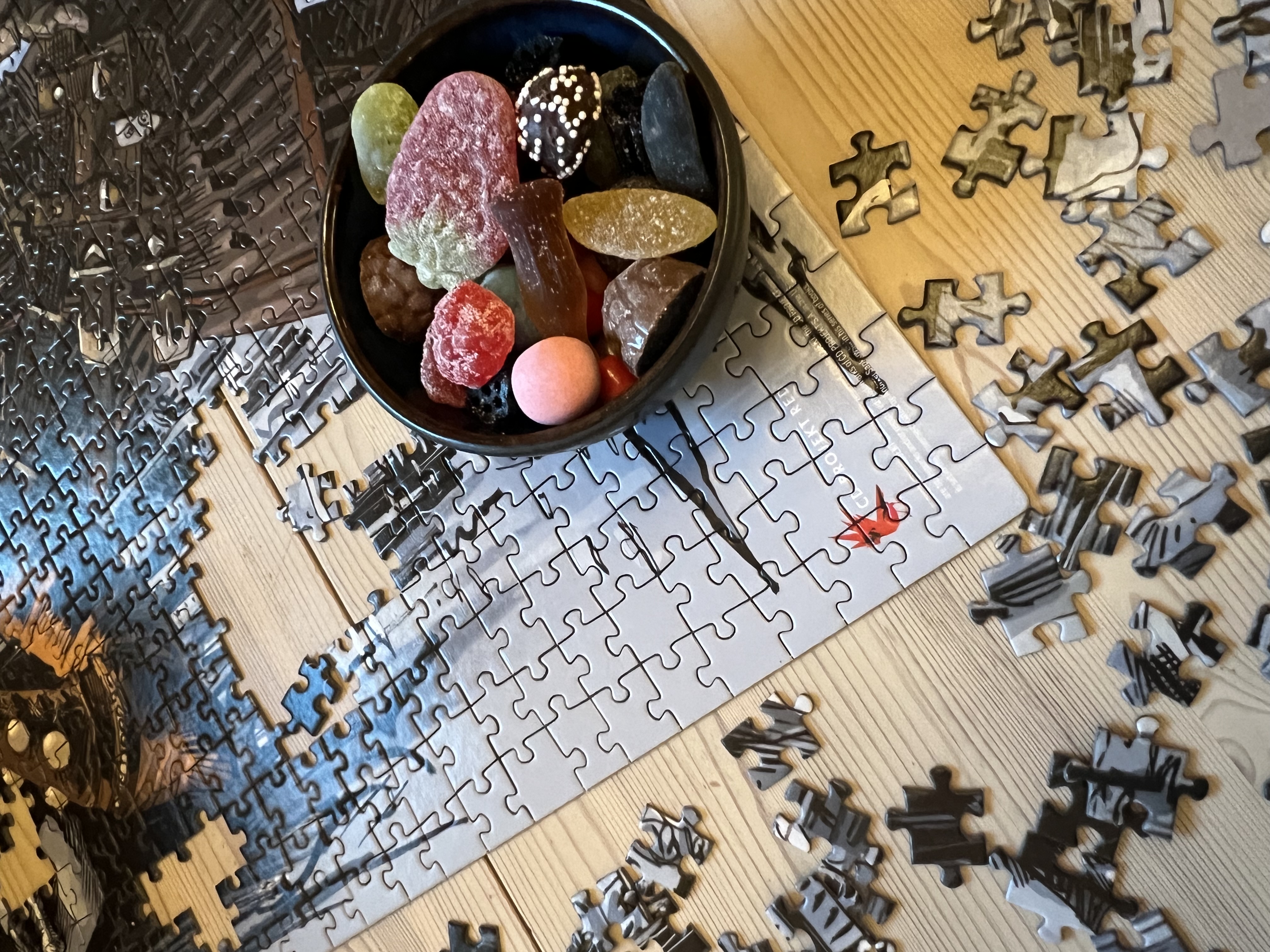 House of Glass Puzzle og en skål med smågodt