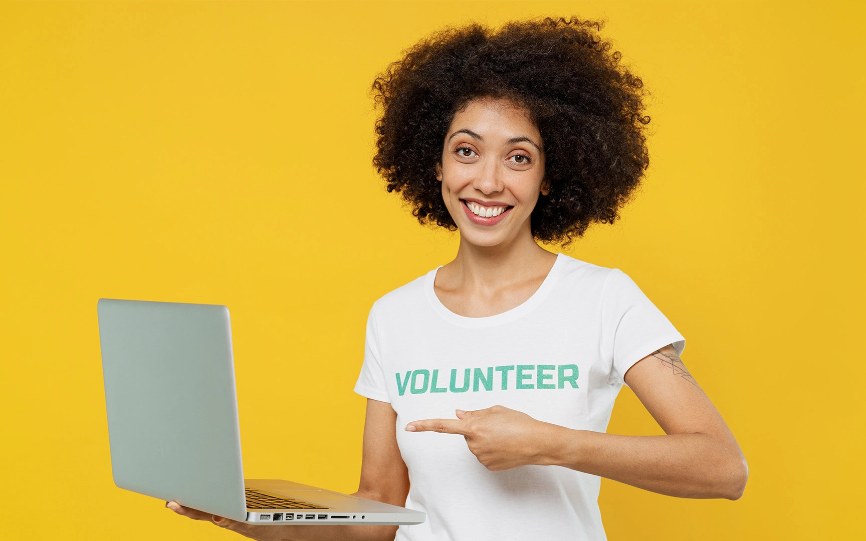 Woman pointing to a laptop