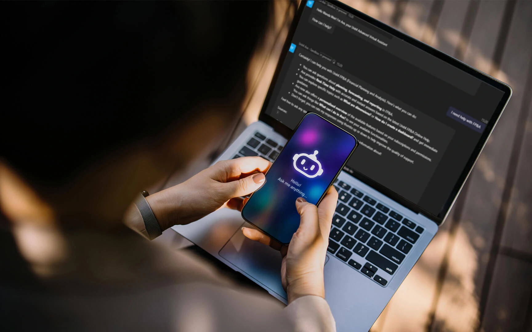 Une personne utilisant un smartphone avec un assistant IA, tout en travaillant sur un ordinateur portable affichant des données FP&A, illustrant le support financier en temps réel et la productivité.