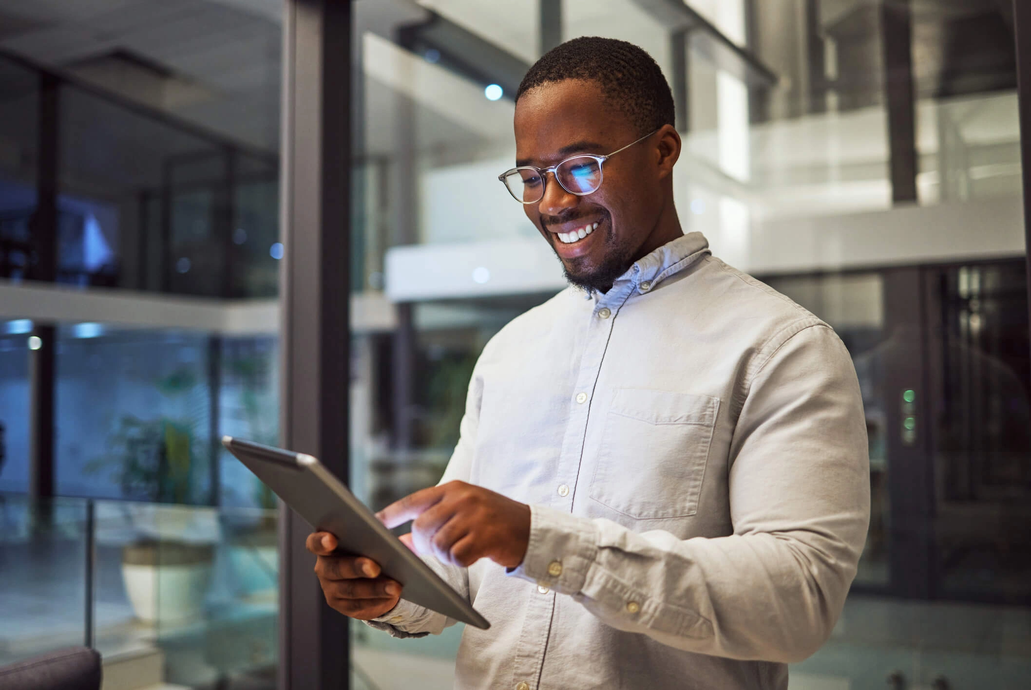 man-tablet-innovation-analytics