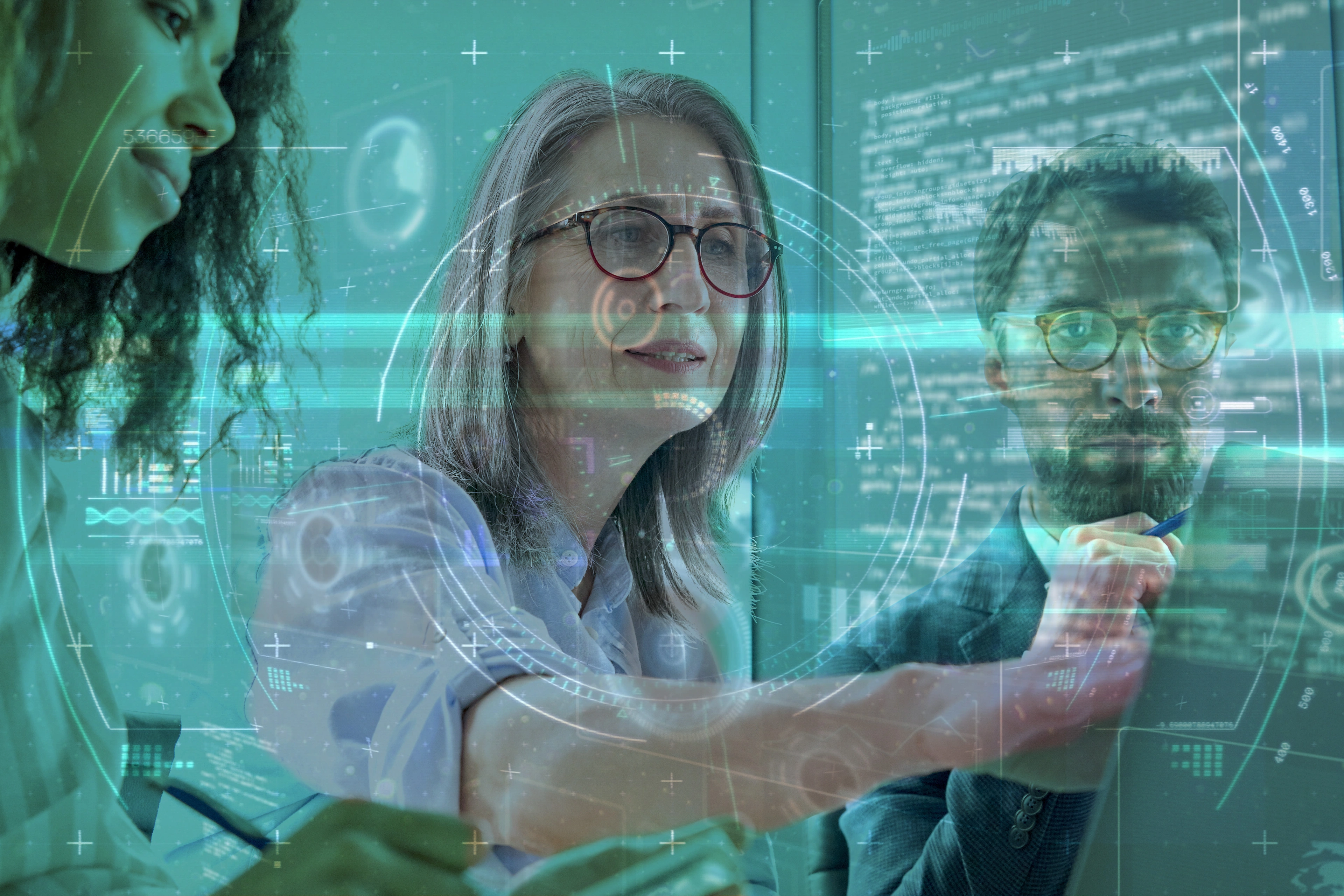 Tre yrkesverksamma samarbetar med ett futuristiskt digitalt lager av kod och data.